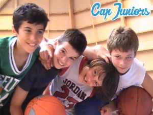 4 joueurs à l'entraînement d'un stage de basket capjuniors.com